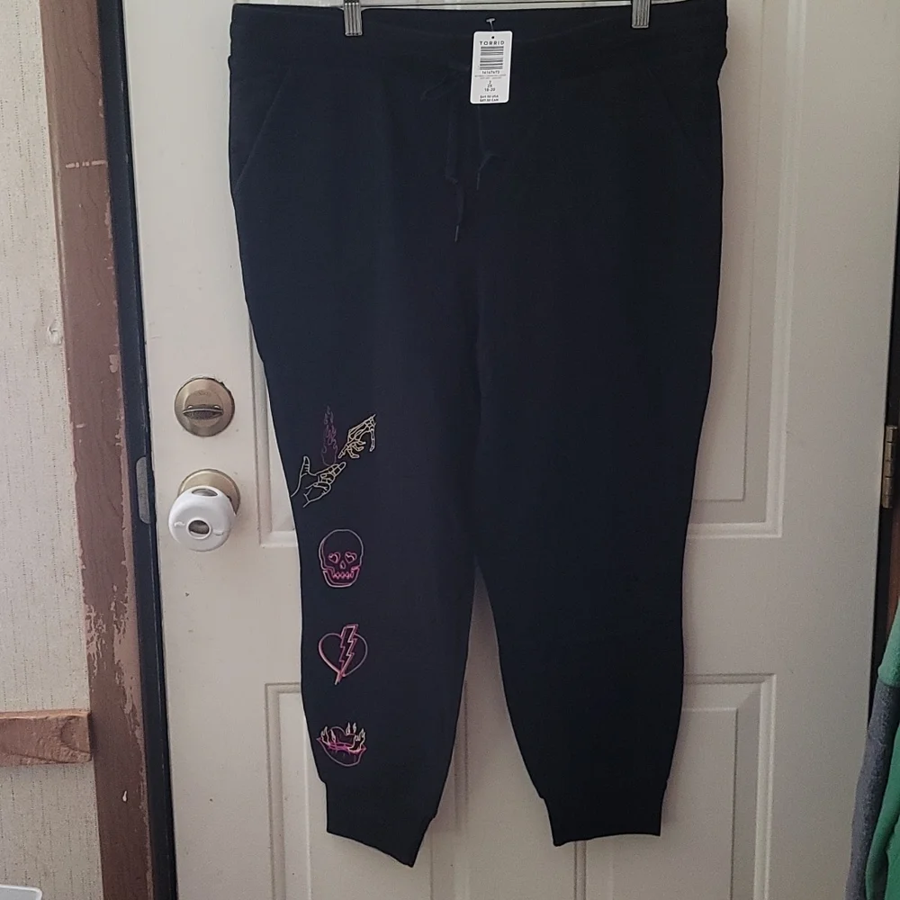 TORRID PLUS SIZE LOVESICK GRAFFITI JOGGER PANT: BLACK: NWT: SZ 2X